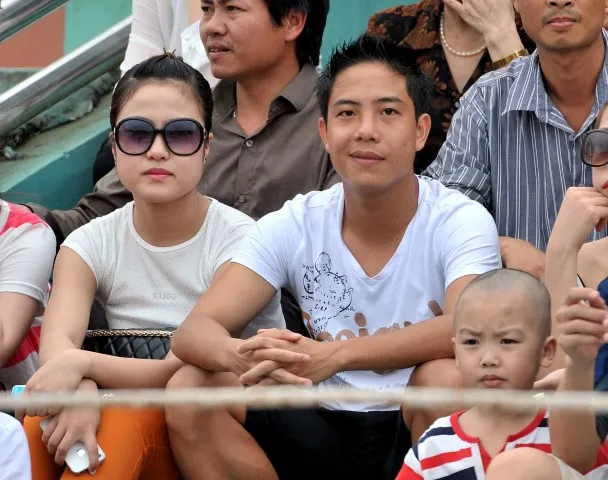 Cầu thủ Danh Ngọc (áo trắng).